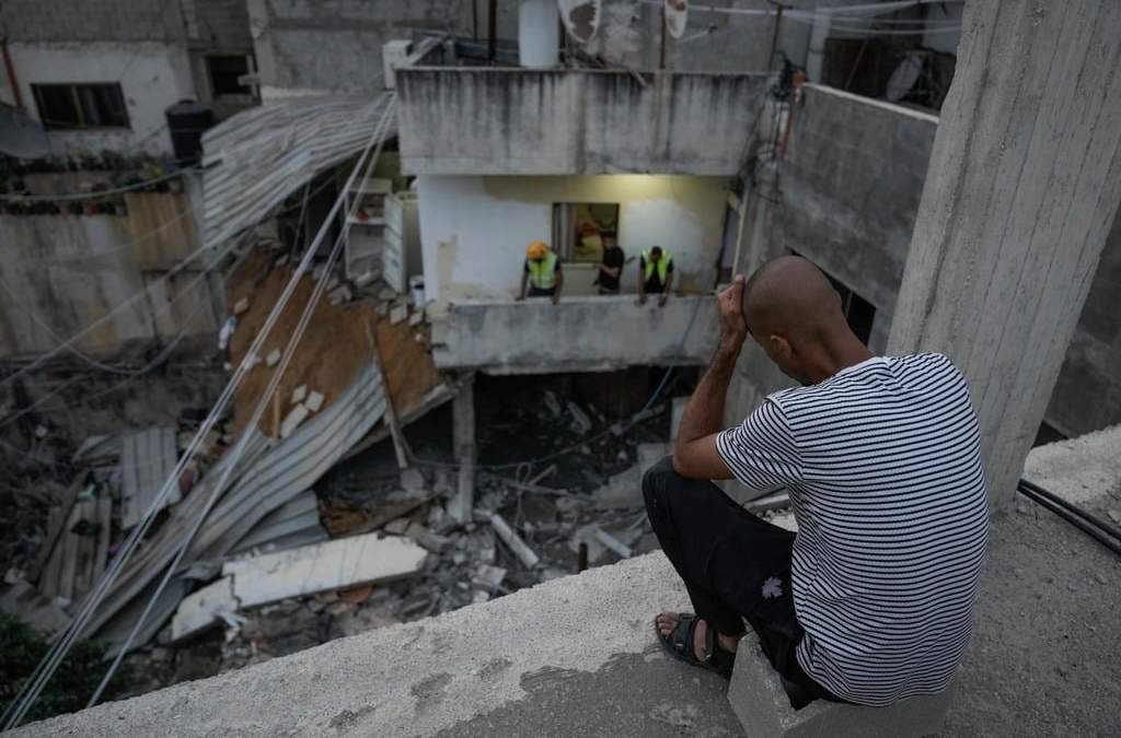 Palestinos inspeccionan un edificio dañado tras ataque del ejército israelí