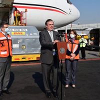 Ebrard recibe embarque con 585 mil dosis de vacunas de Pfizer-BioNTech