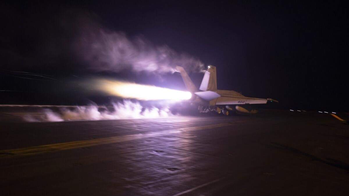 Esta imagen proporcionada por la Armada de Estados Unidos muestra un caza de combate partiendo del portaaviones USS Dwight D. Eisenhower (CVN 69) durante operaciones aéreas sobre el Mar Rojo