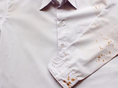 Con 2 ingredientes y en tiempo récord: así podés eliminar las manchas de óxido de tus prendas favoritas