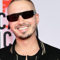 ¡Está muy mal! J Balvin reaparece y luce terrible, sus fans temen lo peor ¿Qué le pasó?