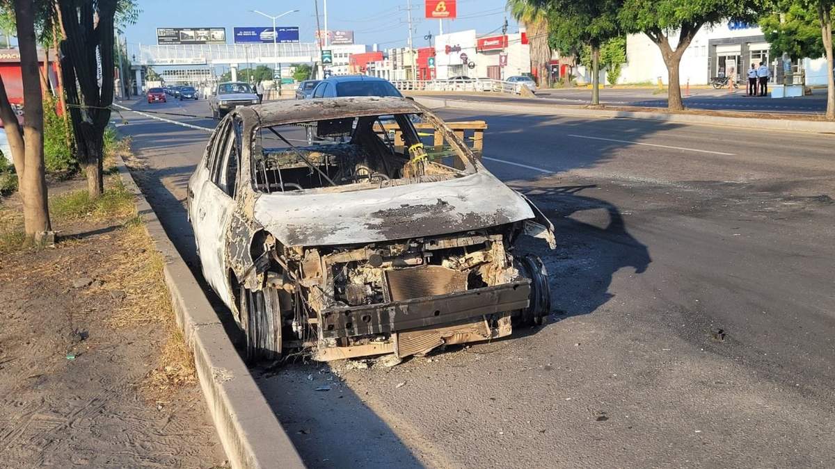 Auto calcinado en Culiacán, Sinaloa
