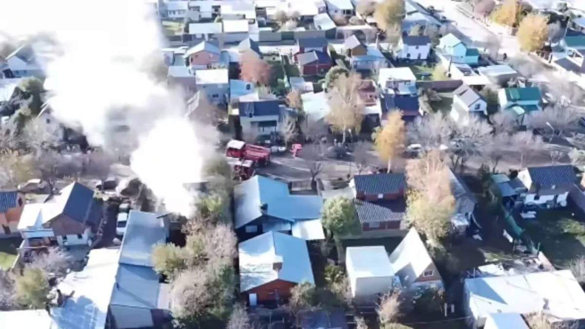 Vista aérea del incendio en Junín de los Andes. Fuente: (FM Cordillerana)