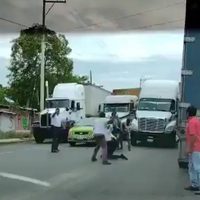 Traileros golpean con tubos a agentes de tránsito en el sur de Veracruz