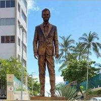 Repudian estatua de Eugenio Derbez en Acapulco