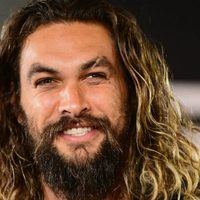 ¡Sin nada! Aquí está el momento en el que Jason Momoa dejó al aire sus músculos en los Globos de Oro