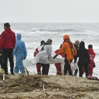 Un bote con migrantes naufraga en Italia; hay 43 muertos