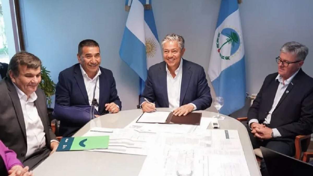 El gobernador firmó acuerdos por obras con los intendentes de Cutral Co y Plaza Huincul. Fuente (Neuquén Informa)