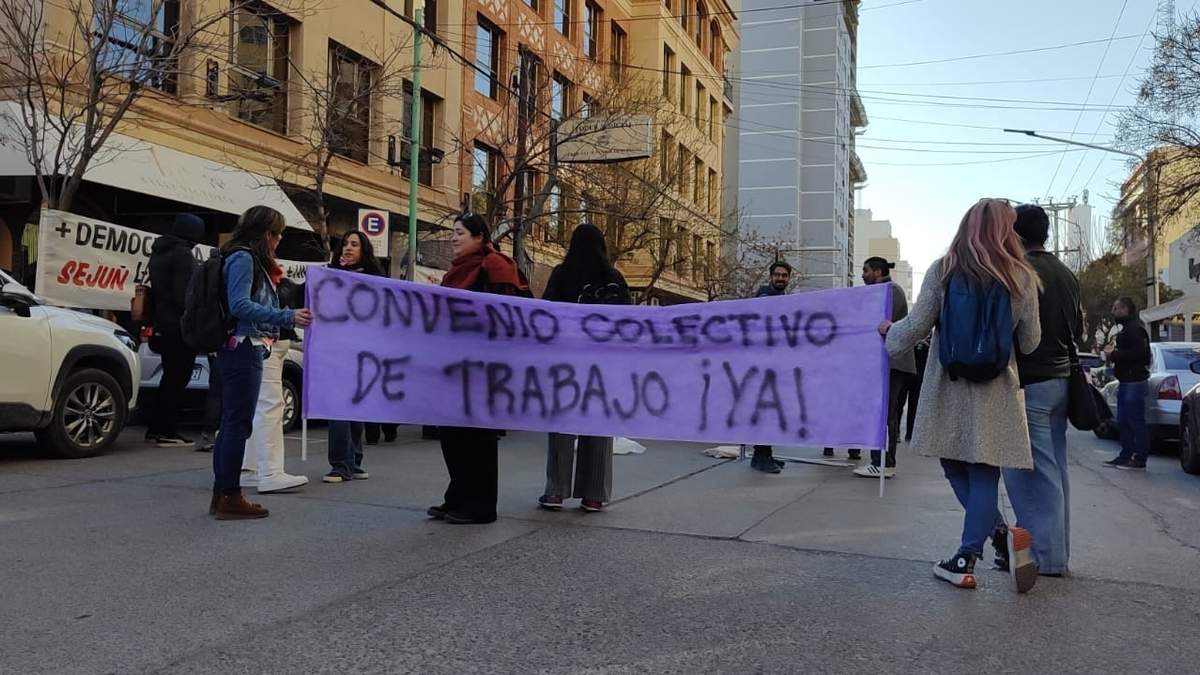 Los judiciales pasarán por Casa de Gobierno para entregarle una nota al Gobernador Rolando Figueroa. Fuente: (Facebook).