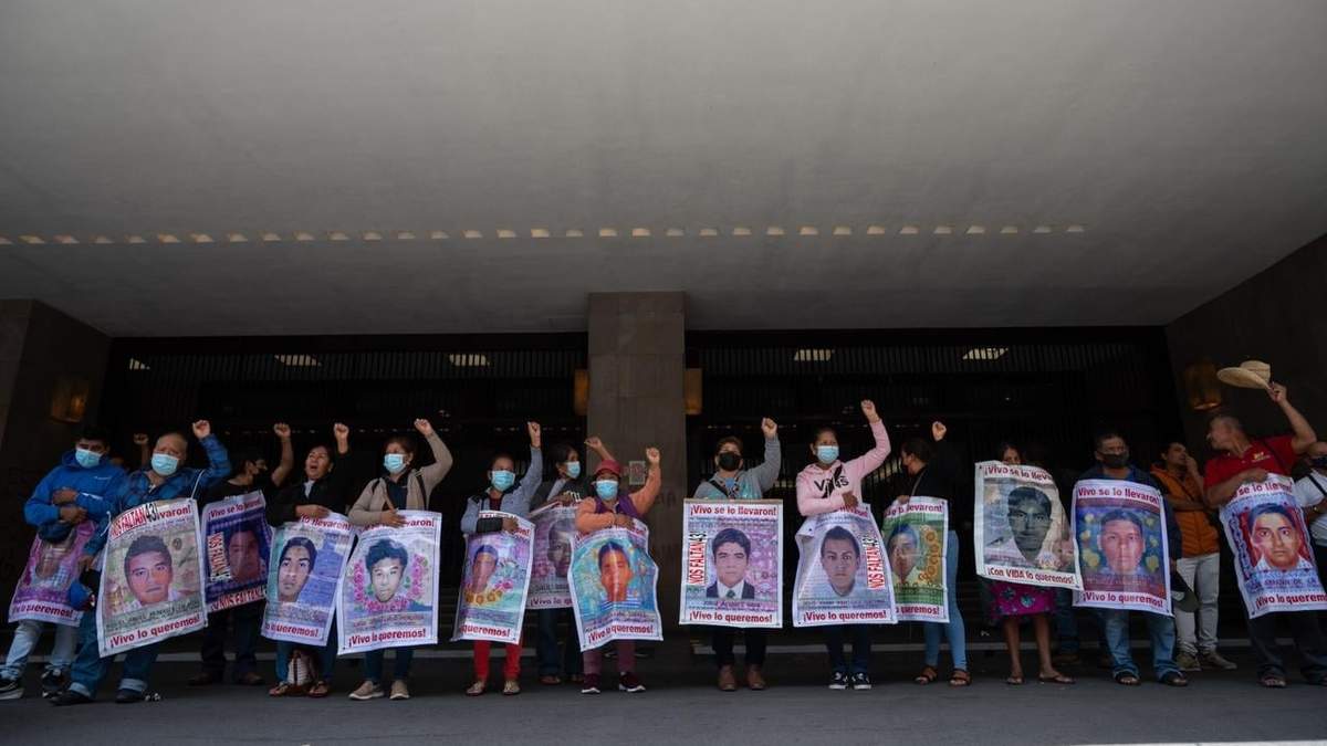 Protesta de las madres y padres de los 43 de Ayptzinapa
