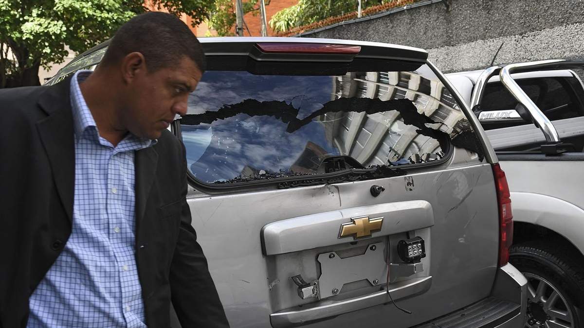 El auto del líder opositor tras ser alcanzado por los disparos. Fuente: (Twitter)