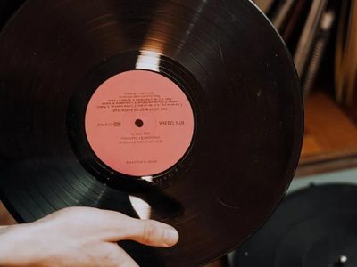 Si guardaste viejos CD y discos de vinilo tenés un tesoro en casa: mirá cómo usarlos para decorar