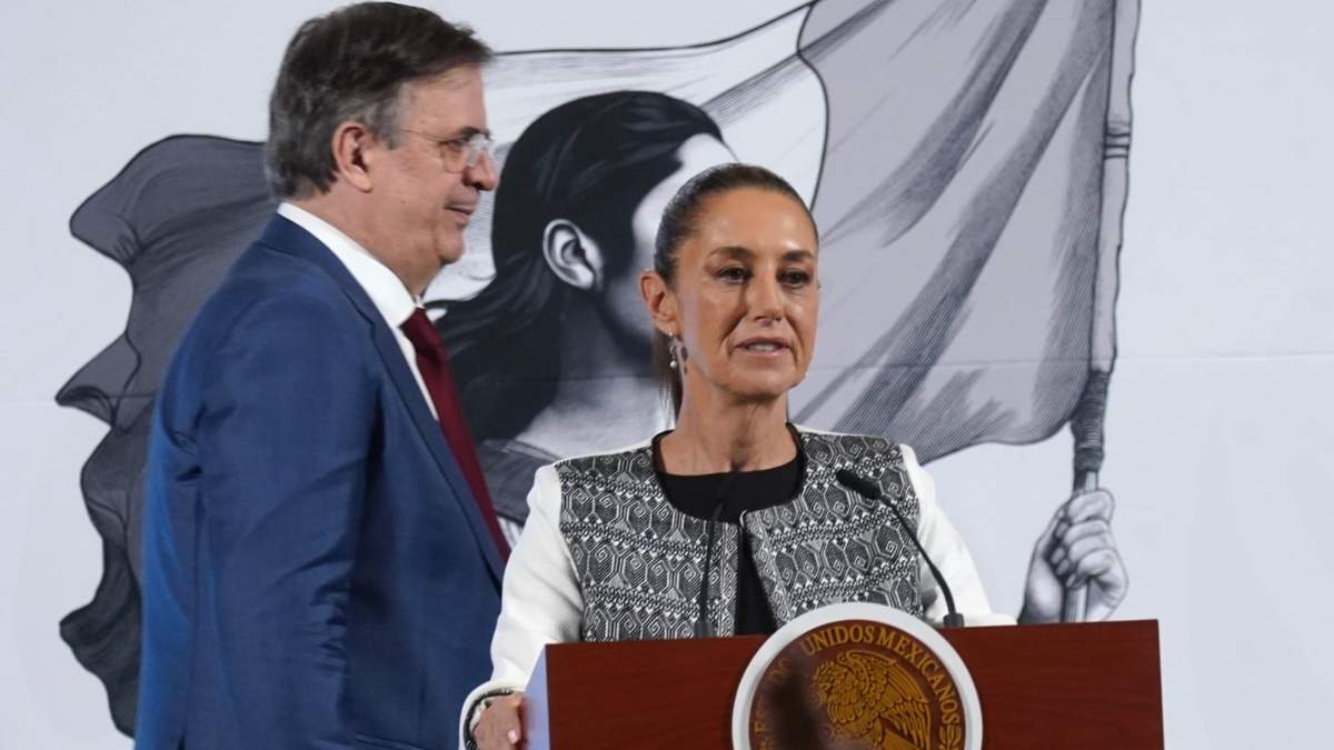 Claudia Sheinbaum y Marcelo Ebrard en la mañanera del pueblo