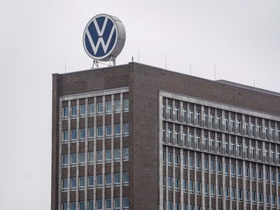 VW desea cancelar una promesa de no despedir empleados, y no descarta cerrar plantas en Alemania