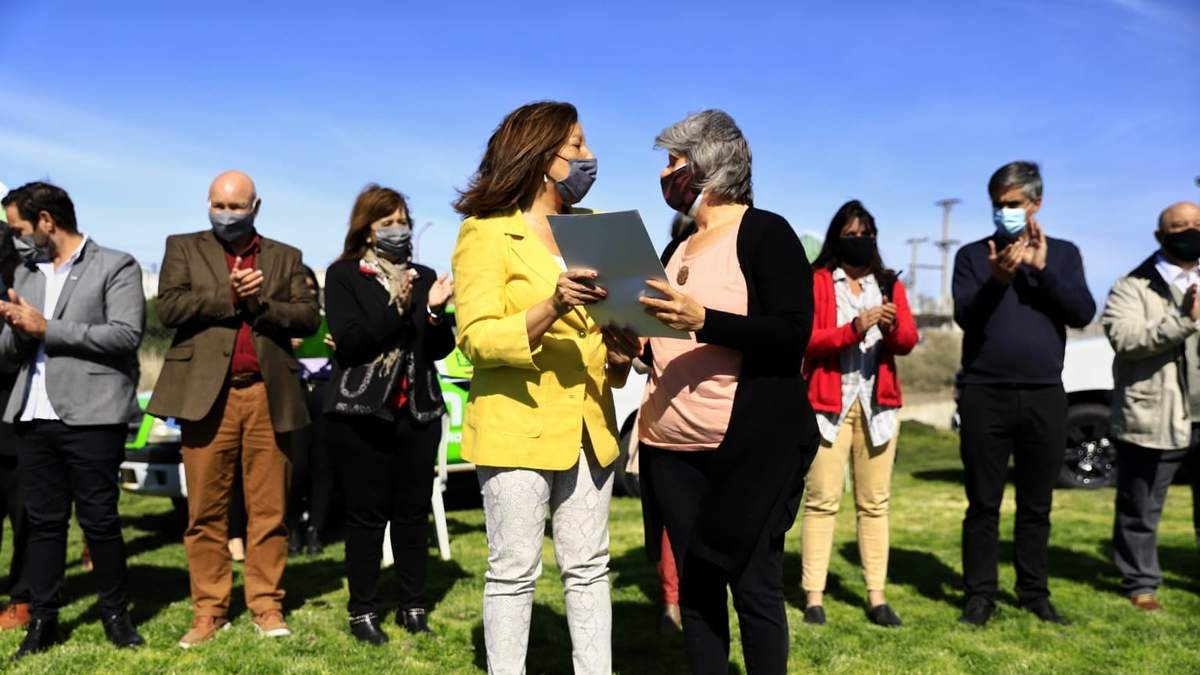 La gobernadora de Río Negro encabezó un acto en el que se entregaron 37 escrituras. Fuente: (Twitter)