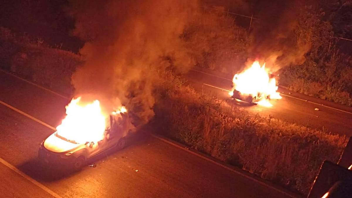 Vehículos presuntamente incendiados por normalistas