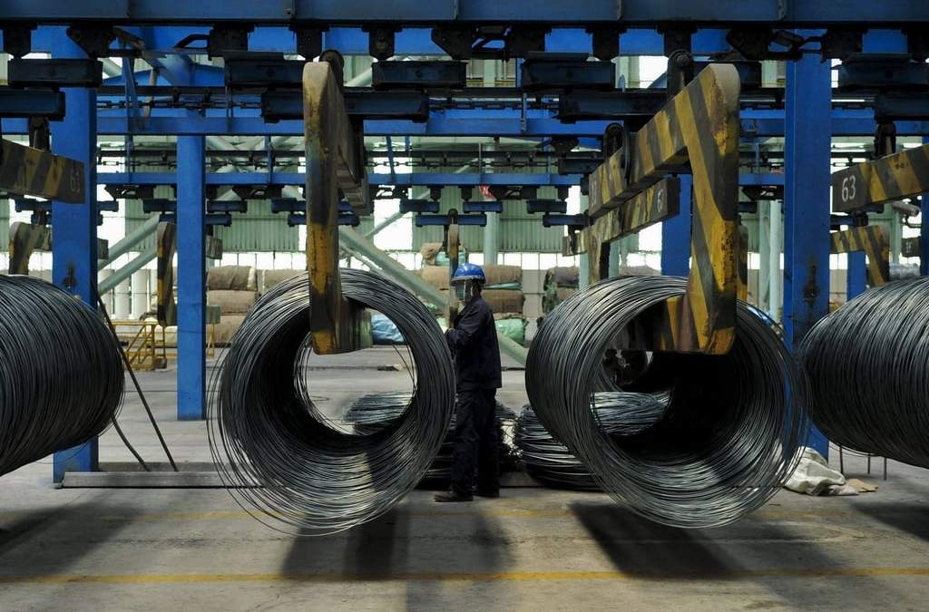 Un obrero labora en una siderúrgica de Qingdao, en la provincia china de Shandong, 8 de junio de 2018