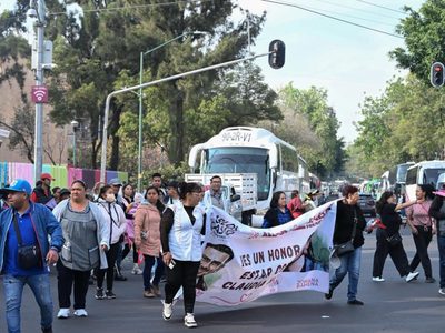 Militantes de Morena llegan al Zócalo para celebrar siete años de la 4T (Video)