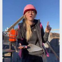Mujer albañil se populariza en TikTok... y responde así a las críticas machistas