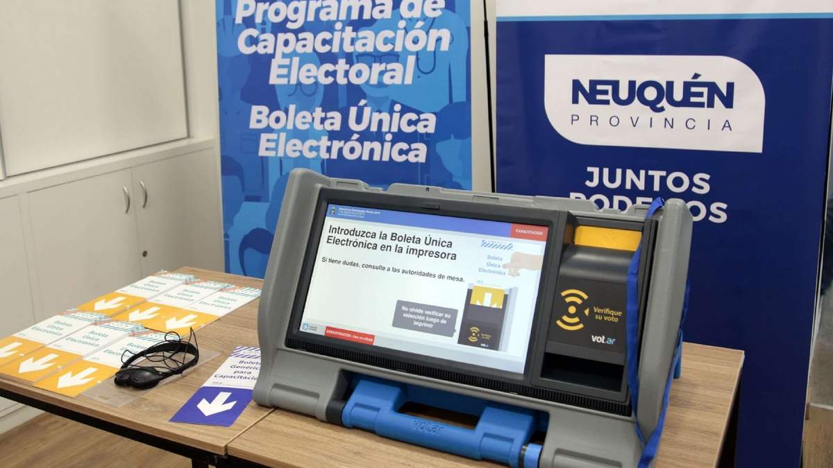 Capacitación para utilizar el sistema de Boleta Única Electrónica. Fuente: (Neuquén Informa)