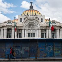 Ponen vallas metálicas en monumentos y edificios del centro ante la marcha por el aborto legal