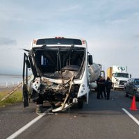 Colisiona autobús de pasajeros en la carretera Guadalajara-Colima; hay 27 heridos