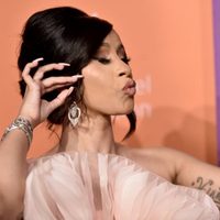 ¡No le importa nada! Cardi B desató su atuendo para mostrar mucho más ¡Cuánto color!