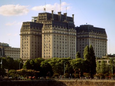 Evacuaron el Edificio Libertador por el hallazgo de explosivos en un baño