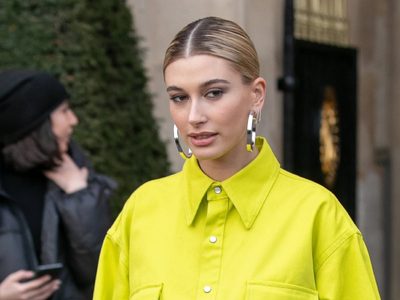 Tendencias 2021: Hailey Bieber sorprendió con un atuendo que se impone fuertemente