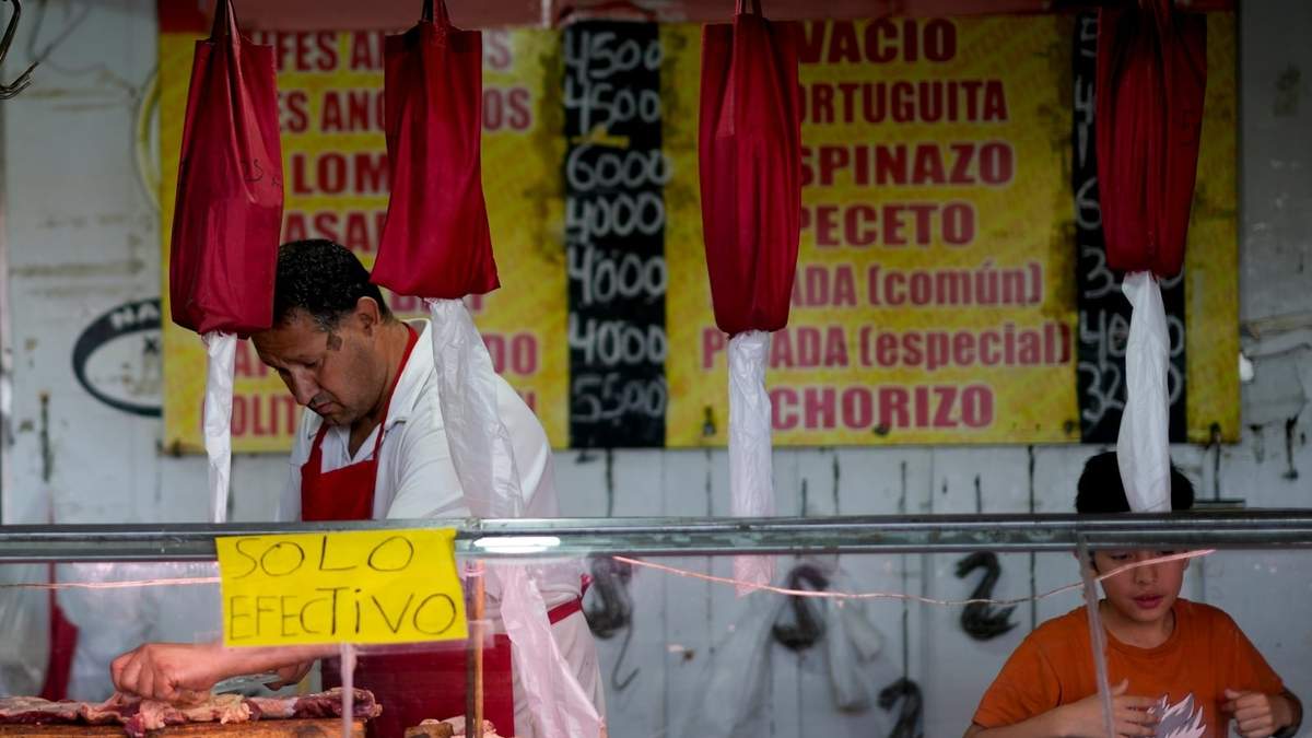 Un carnicero corta carne en un mercado en las afueras de Buenos Aires, Argentina
