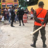Garrote en mano, policías de Guatemala frenan a migrantes que pretendían cruzar a México