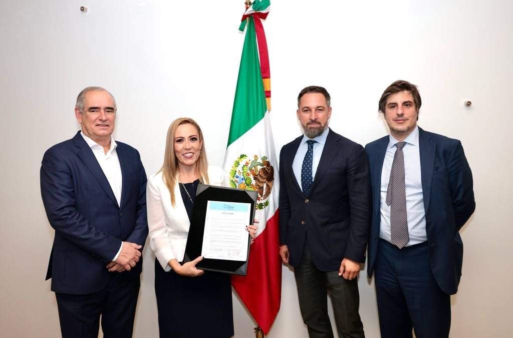 El líder de Vox, junto a panistas en su visita a México