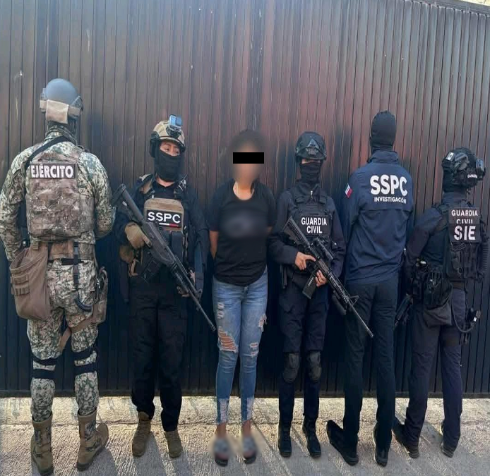 La FGR afirmó que Leslie "N" fue detenida mientras huía de un domicilio cateado en el que fueron halladas diversas cantidades de metanfetamina, cocaína y marihuana