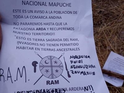 Aparecieron panfletos que señalan a la RAM como autora de los incendios en el Hoyo