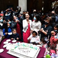 Claudia Sheinbaum festeja su cumpleaños 60 entre gritos de ¡presidenta! y mariachis (Videos)