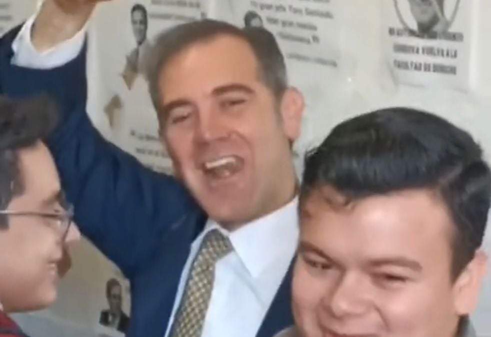 Lorenzo Córdova al salir de clases