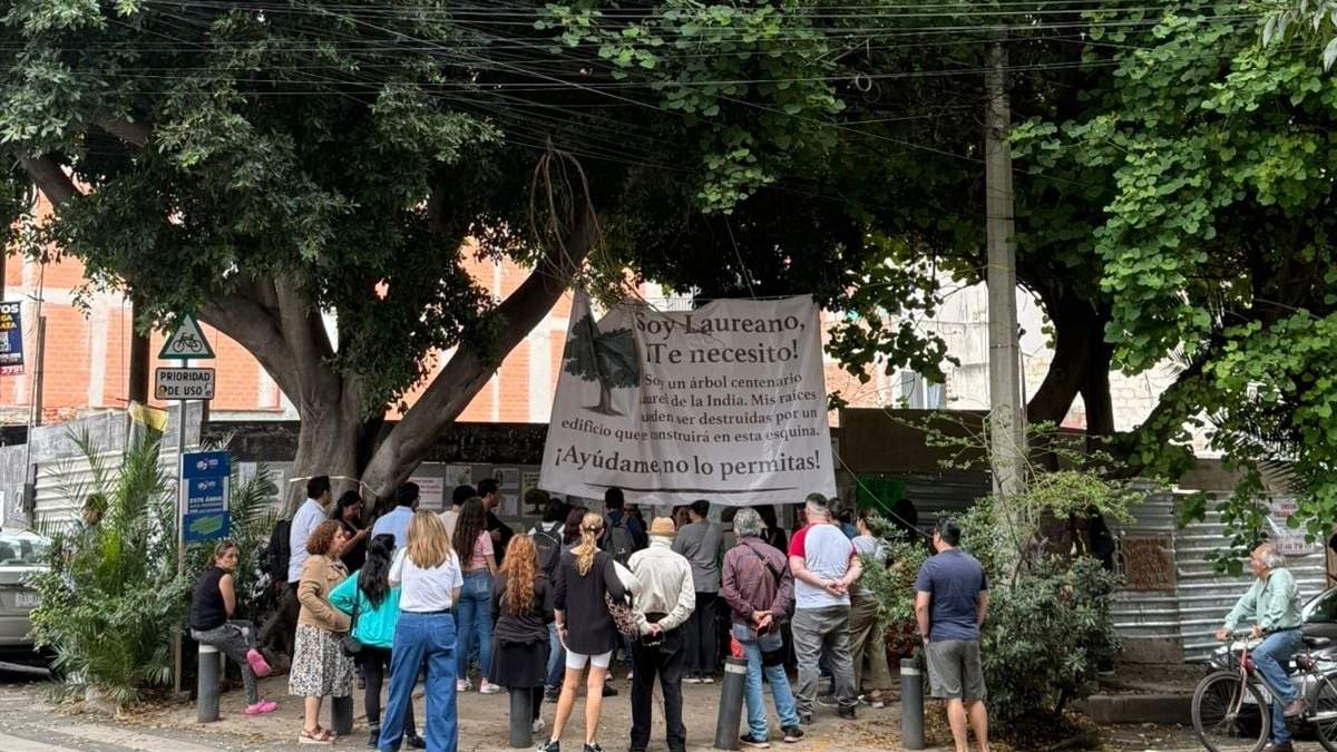 Mitin frente al árbol "Laureano"