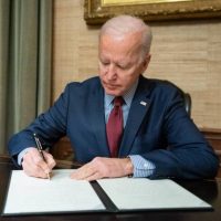 Biden aplaude viaje del Papa Francisco a Irak: envía mensaje de paz más fuerte que la guerra, dice