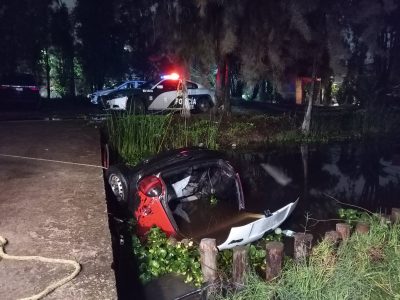 Mueren tres mujeres que viajaban en un vehículo que cayó en un canal de Xochimilco
