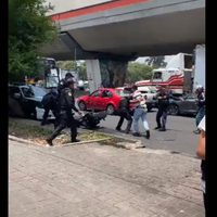 Captan pelea de policías de la CDMX con un motociclista (Video)