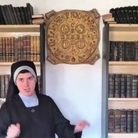 Una monja explica porqué los exorcistas usan medallas de San Benito