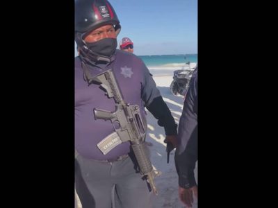 Policía de Tulum detiene a pareja gay extranjera por besarse en público