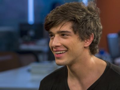 ¡Dos gotas de agua! Julián Serrano cambió su look y lo confundieron con un exitoso trapero. ¡Mirá!