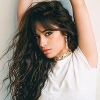 ¡Se transparenta todo! Camila Cabello es captada en el mar cuando menos se lo esperaba