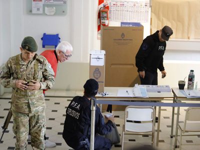 Clásico de clásicos: fueron a votar con pedido de captura y los detuvieron