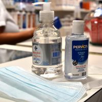 Farmacéuticos preocupados: denuncian la venta ilegal y el faltante de barbijos y alcohol en gel