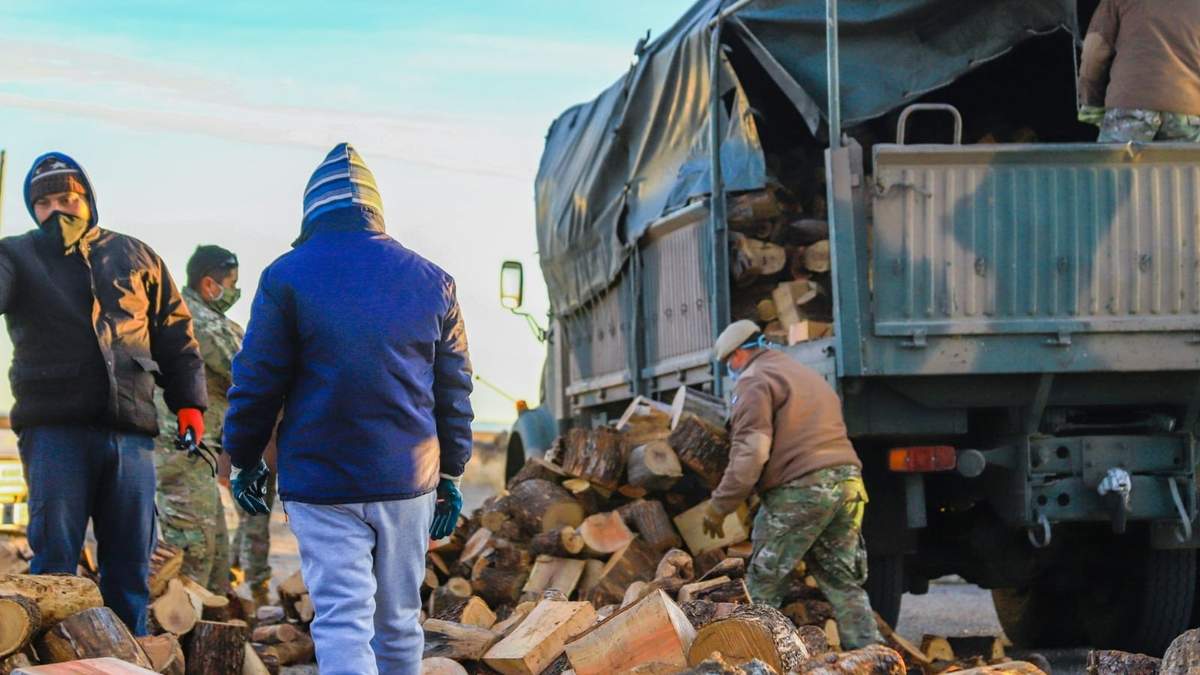 El Ejército colabora con la Municipalidad para realizar la entrega de leña. fuente: (Twitter).