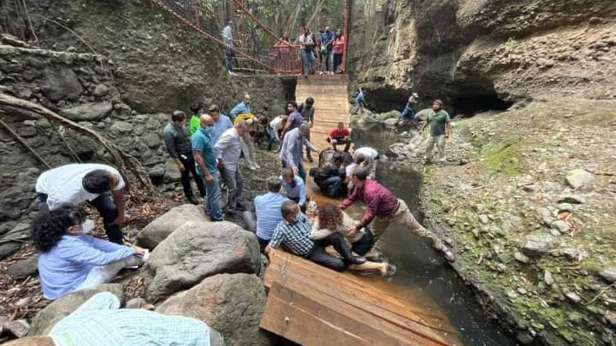 Puente colgante colapsado con más de 20 heridos