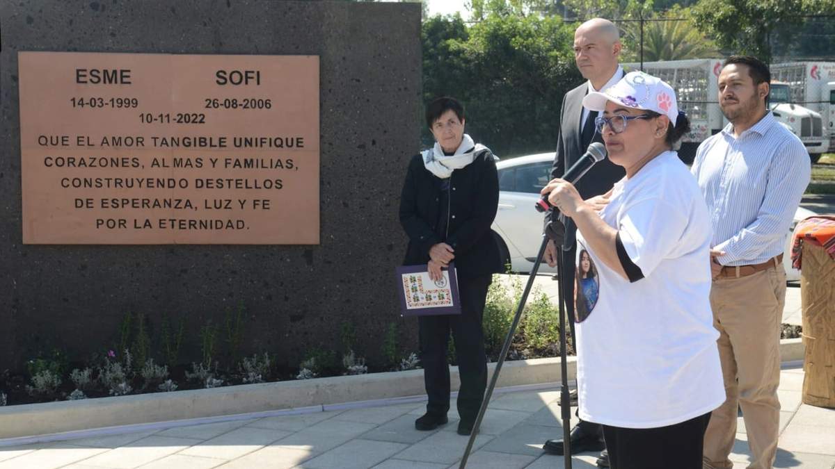Develan memorial "Esme y Sofi", dos hermanas que perdieron la vida al caer a una coladora con la tapa abierta mientras se dirigían a un concierto en Iztacalco, CDMX