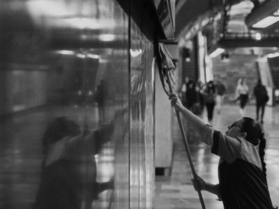 El abuso laboral a las mujeres en “Tratado de invisibilidad”